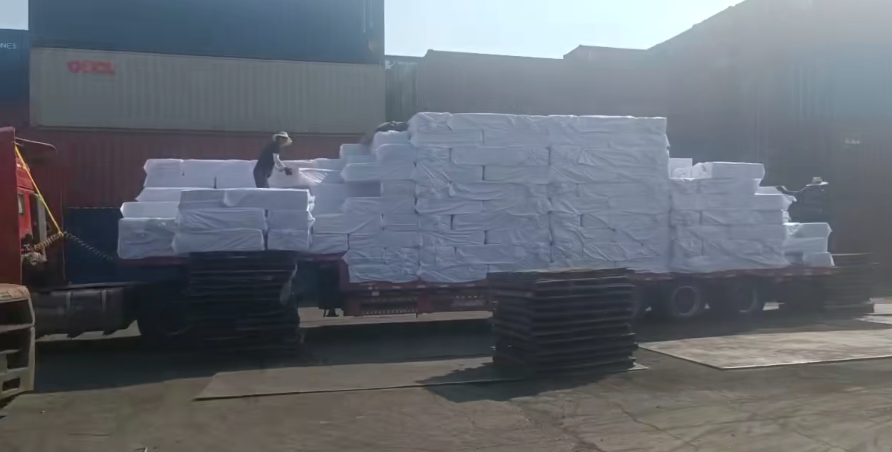 热烈祝贺郑州盛世金鼎岩棉板集装箱成功发往伊拉克！