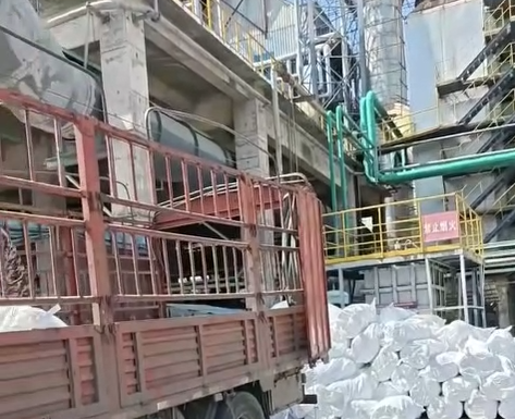 郑州盛世金鼎的陶瓷纤维毯顺利抵达卸货现场啦！